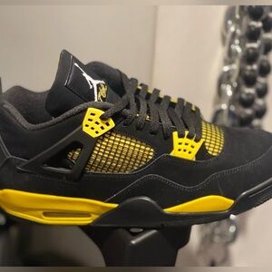 Jordan 4 Thunder